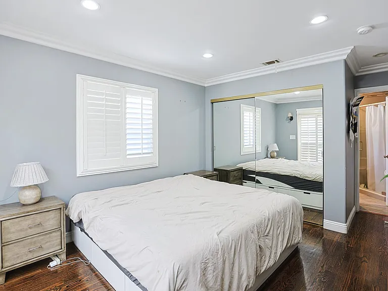 313 E 11th St #6267274877 — Photo 14