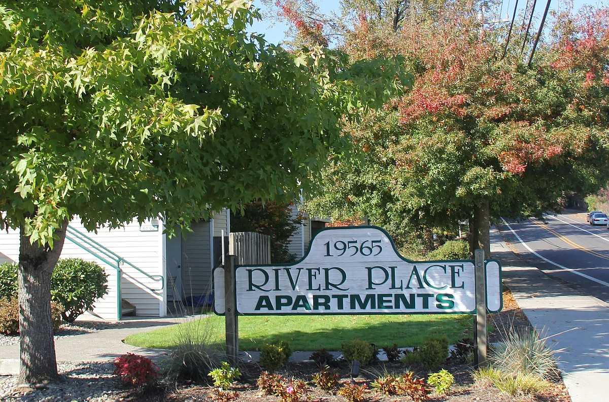 Building Photo - River Place