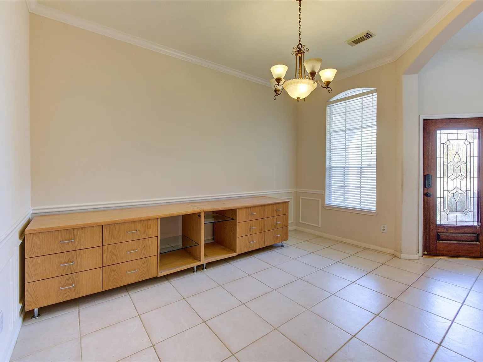 3 bed, 2.5 bath, 2399 sqft, $2,500 — Photo 4