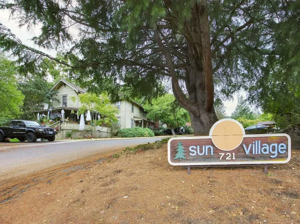 721 N Main St, Ashland, OR 97520