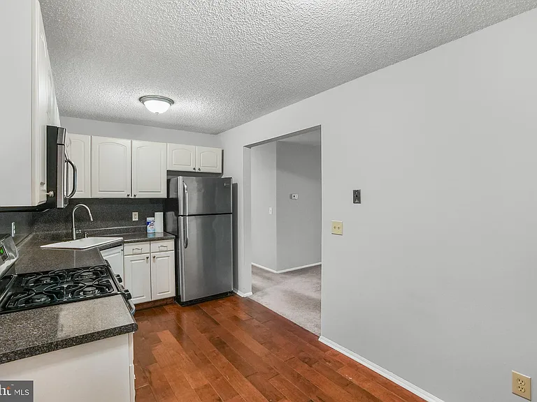 99 Sussex Pl — Photo 7
