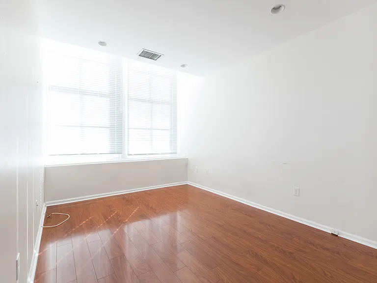 Chandler Apartments — Photo 4