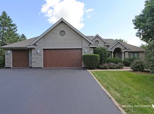6810 E Applewood Ln, Spring Grove, IL 60081