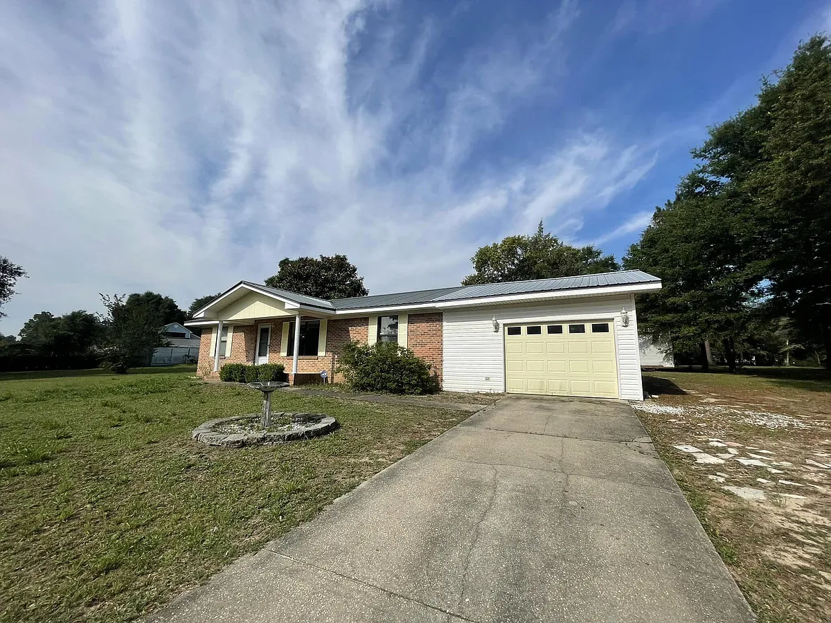 Building Photo - 688 Roberts Dr