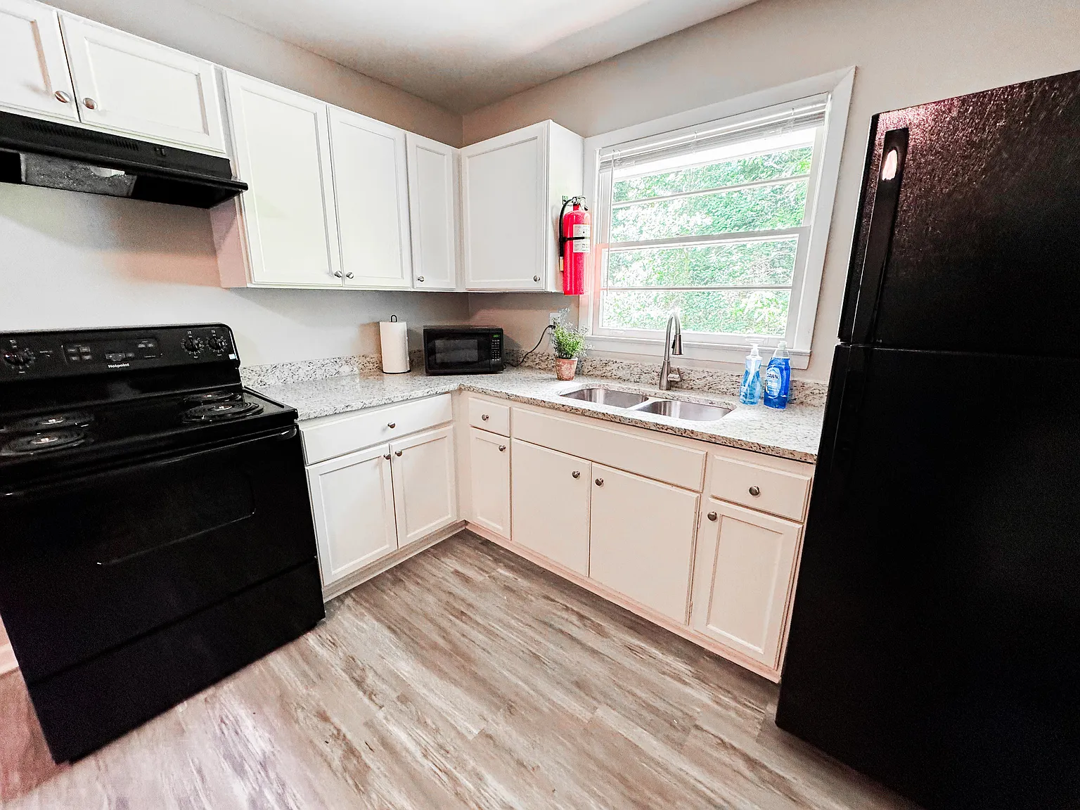 4 bed, 4.0 bath, 2200 sqft, $1,092 — Photo 4