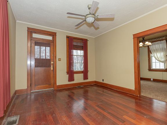 2nd image of 721 Reis Ave