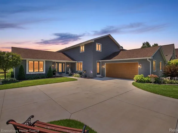 2900 Woodstock Cir, Port Huron, MI 48060