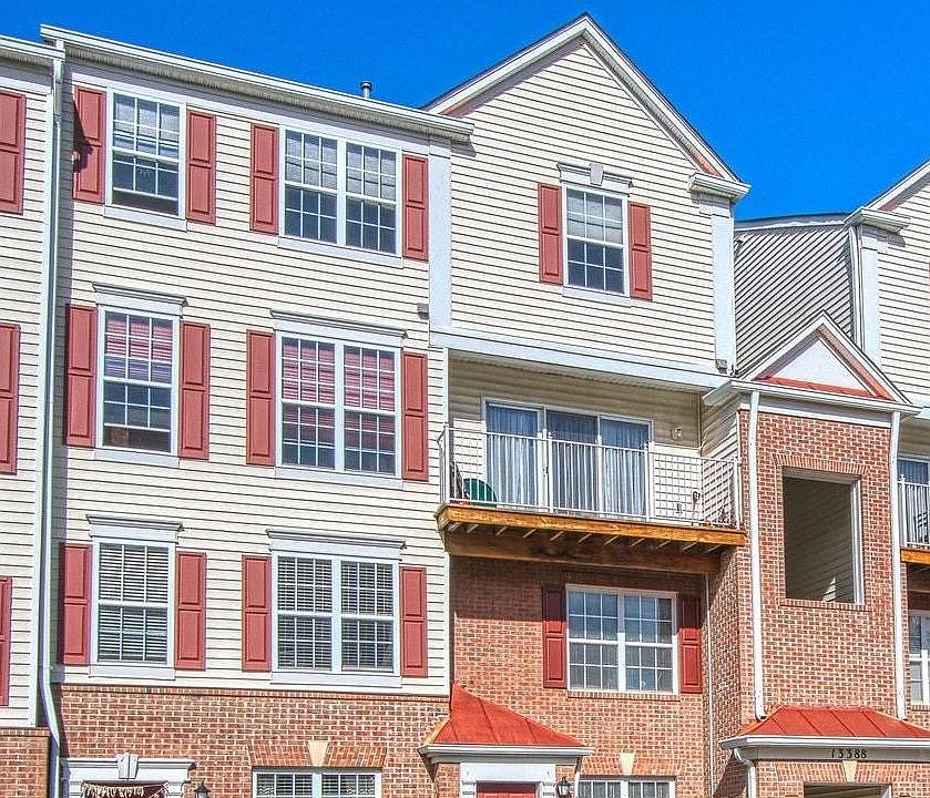 Top Floor -Two Level Condo -Just 4 mins from Metro