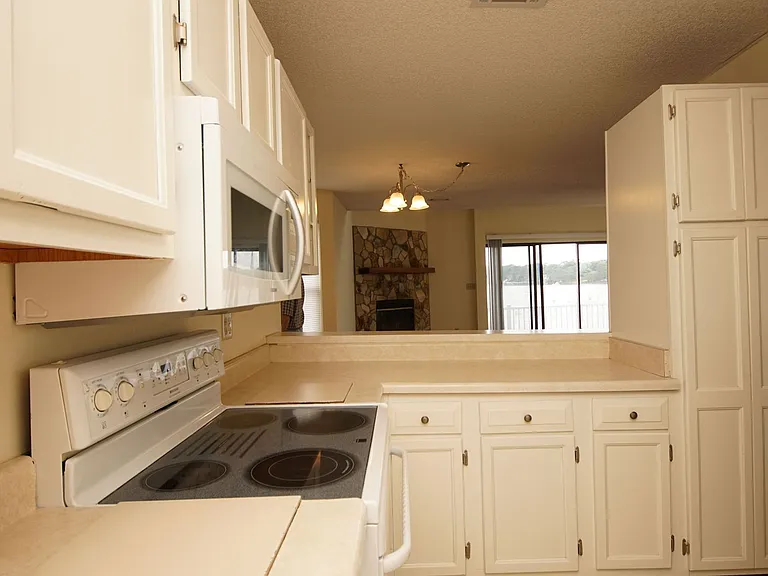 561 Bayshore Dr — Photo 9