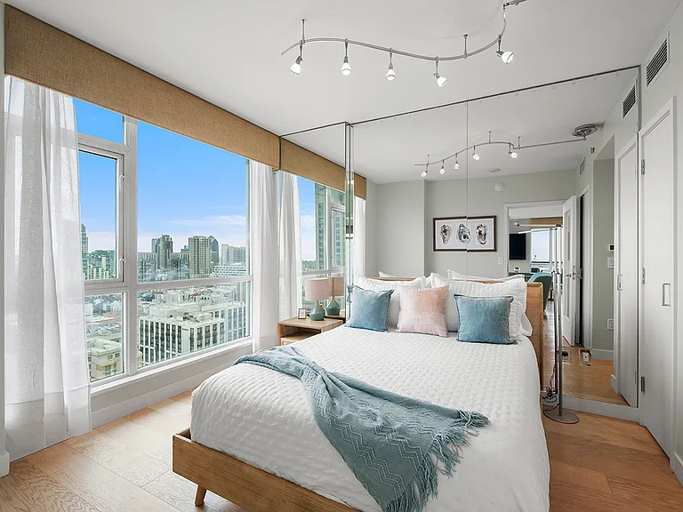 325 7th Ave #2303 — Photo 31