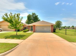 724 SW 10th St, Moore, OK 73160