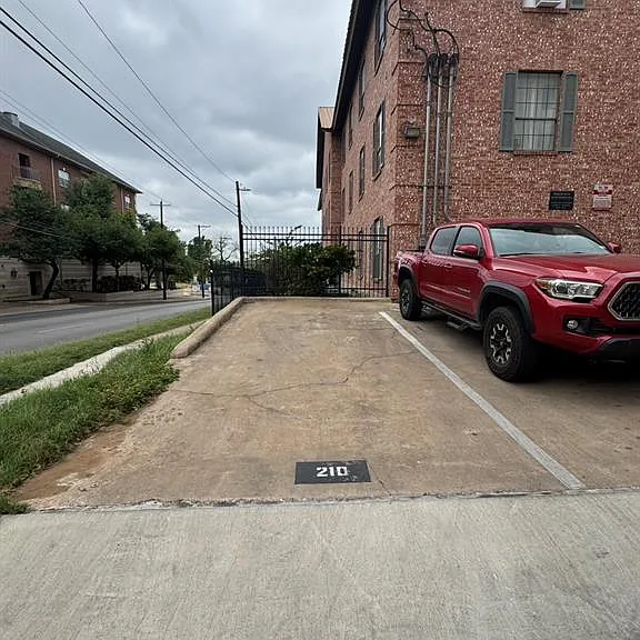 2401 Leon St #210 — Photo 33