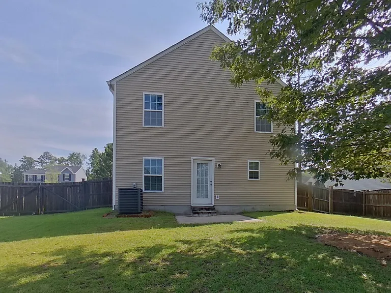 241 Saskatoon Dr — Photo 17