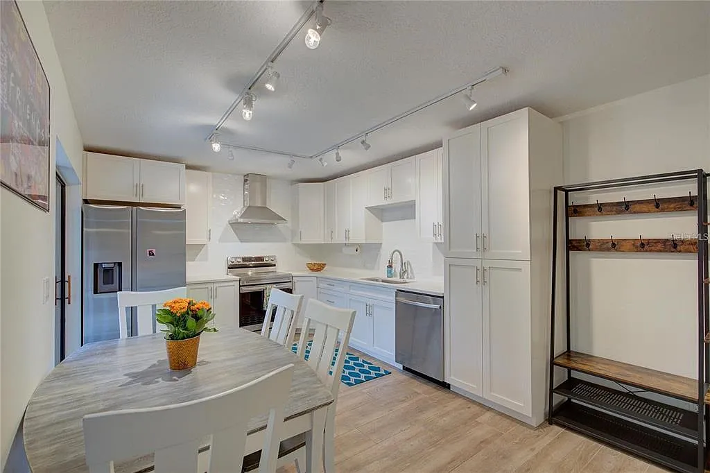 2 bed, 2.5 bath, 1344 sqft, $2,300 — Photo 3