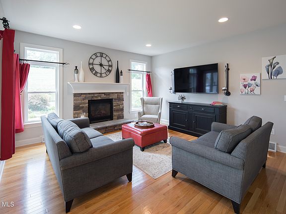 5th image of 8 Sutton Drive
