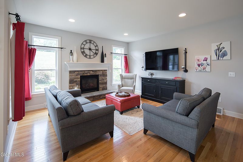 5th image of 8 Sutton Drive