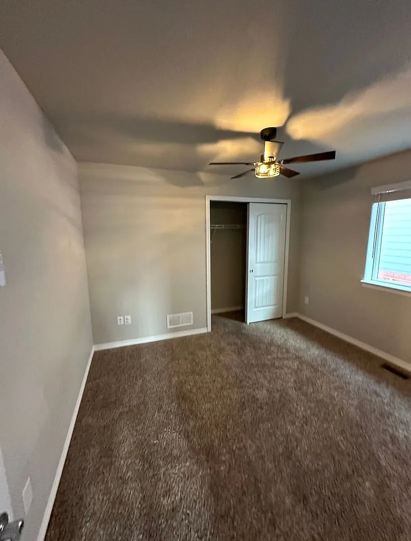 Spacious 5-Bed, 3-Bath Home — Photo 4