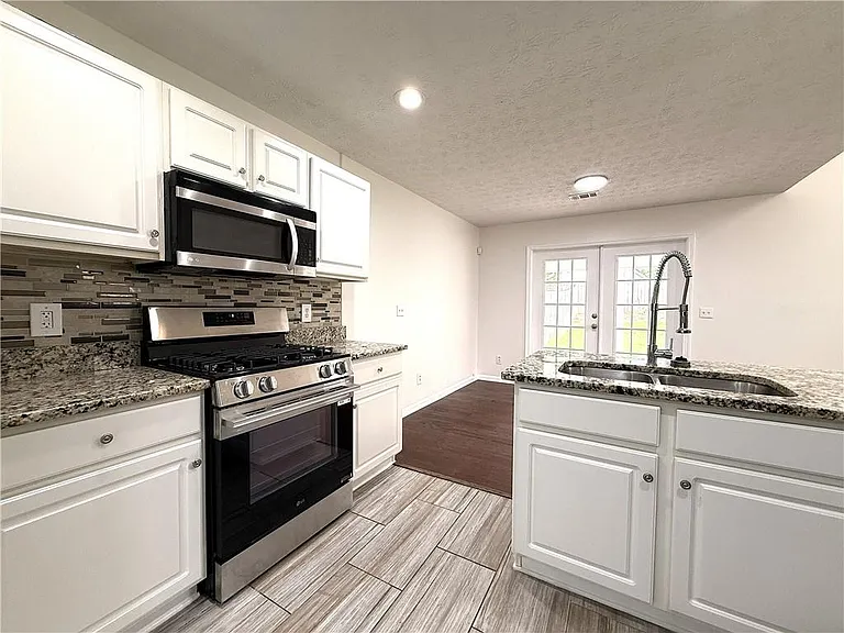 2150 Lexington Ln — Photo 5