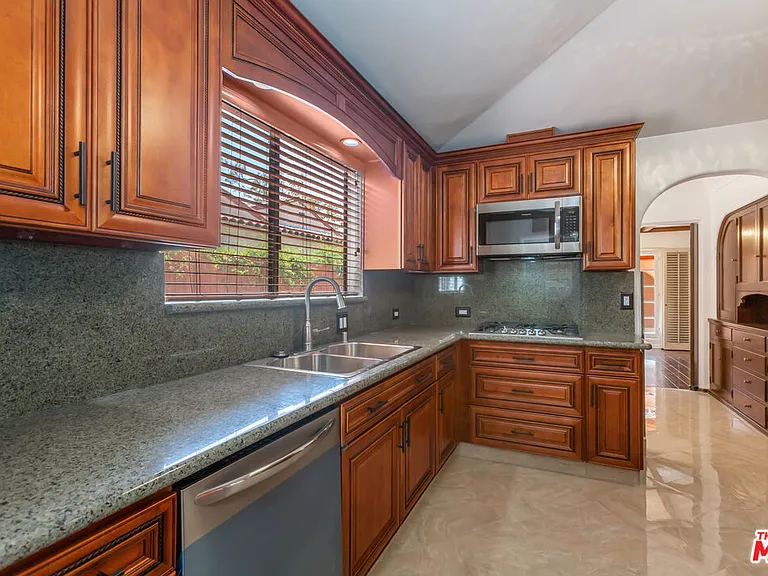 252 S Canon Dr — Photo 16