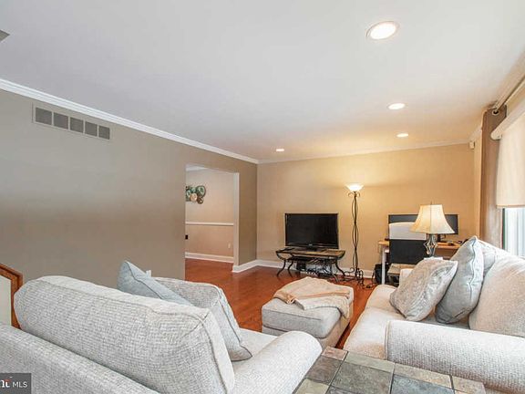 5th image of 45 Nancy Dr