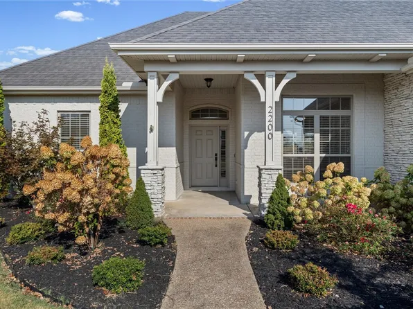 2200 Riverwater Ln, Fayetteville, AR 72703