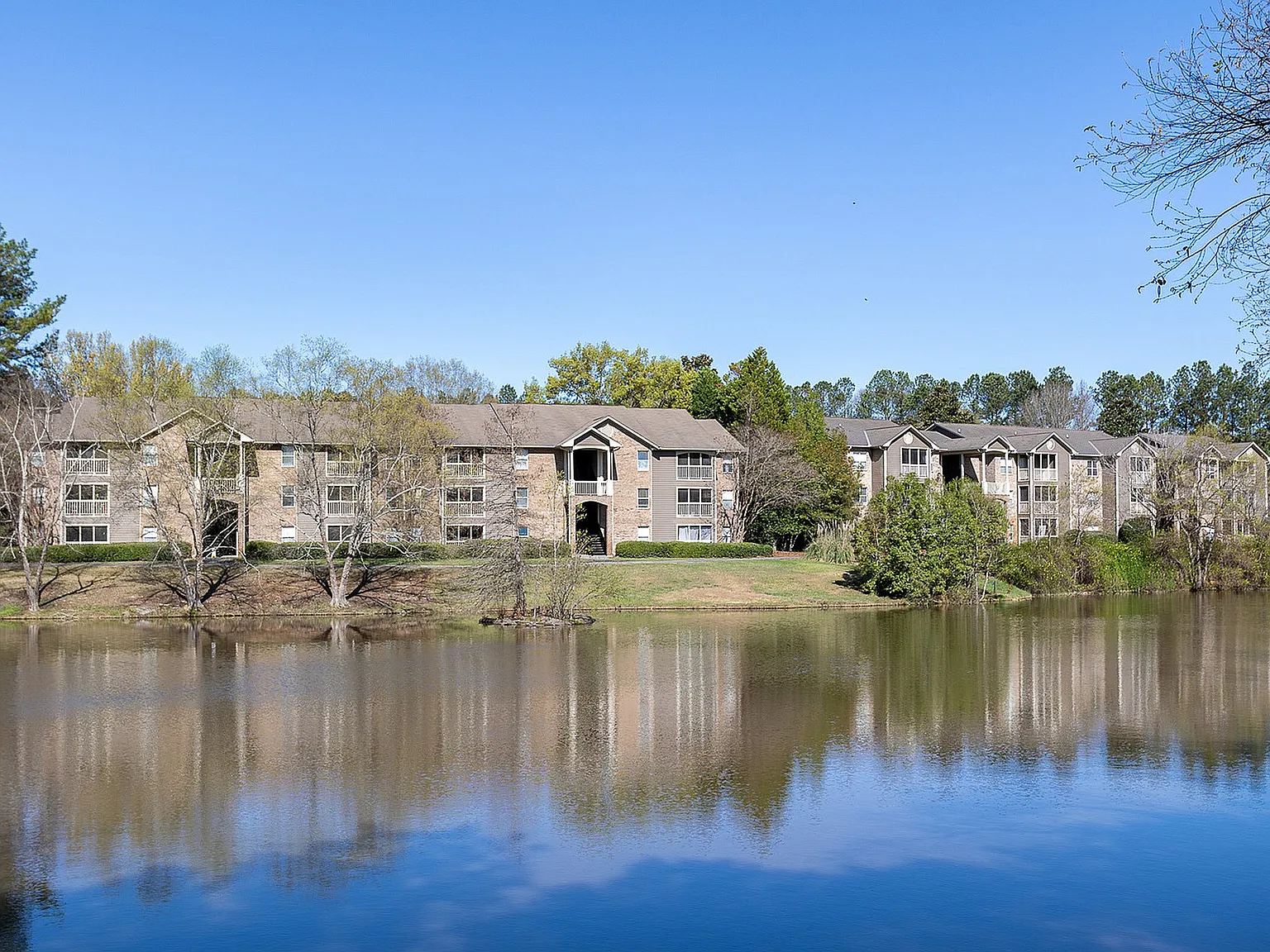 The Lakes Apartments — Photo 1