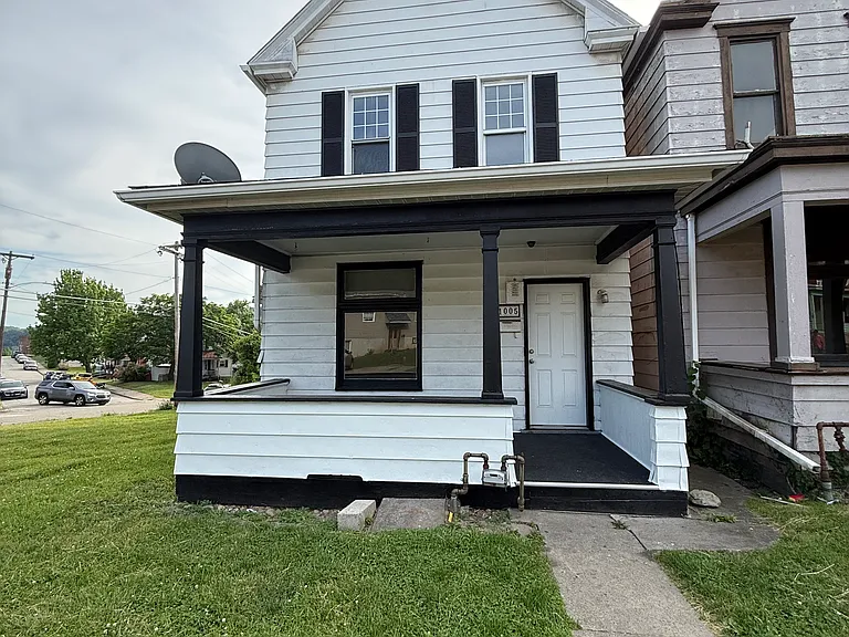 1005 Victoria Ave — Photo 1