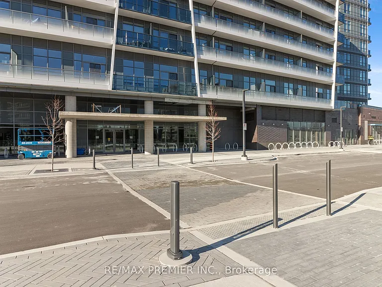 30 Upper Mall Way #909 — Photo 2