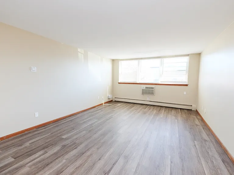 Queen Terrace Apartments — Photo 21