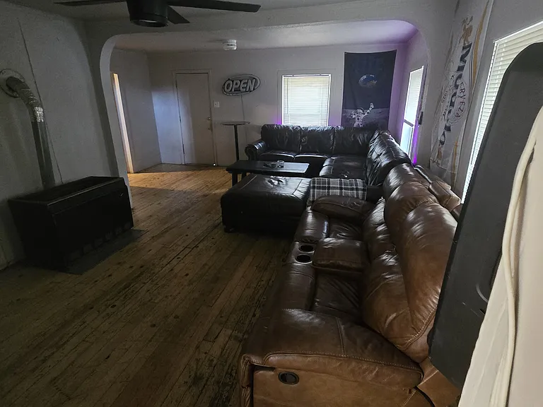 405 S Leroux St — Photo 3