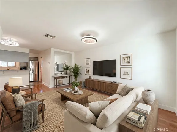 22131 Oxnard St, Woodland Hills, CA 91367