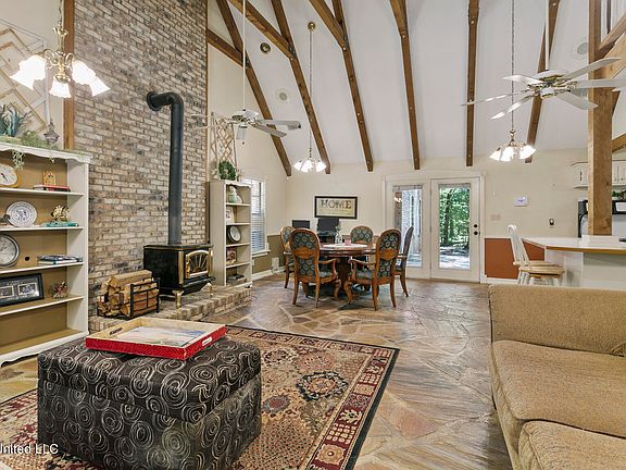 5th image of 1646 Sweetgum Ln