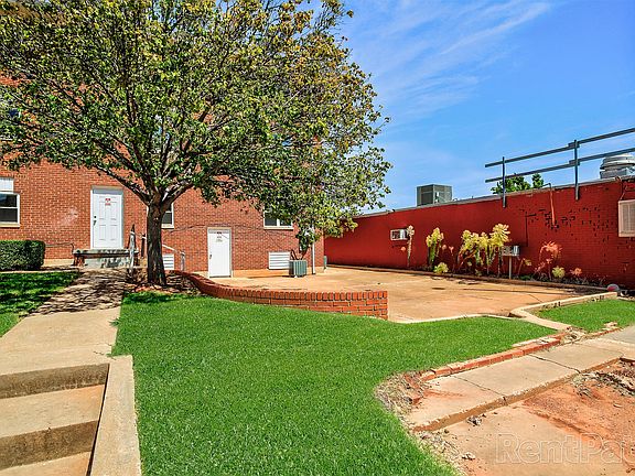 5th image of 1722 N Lindsay Ave
