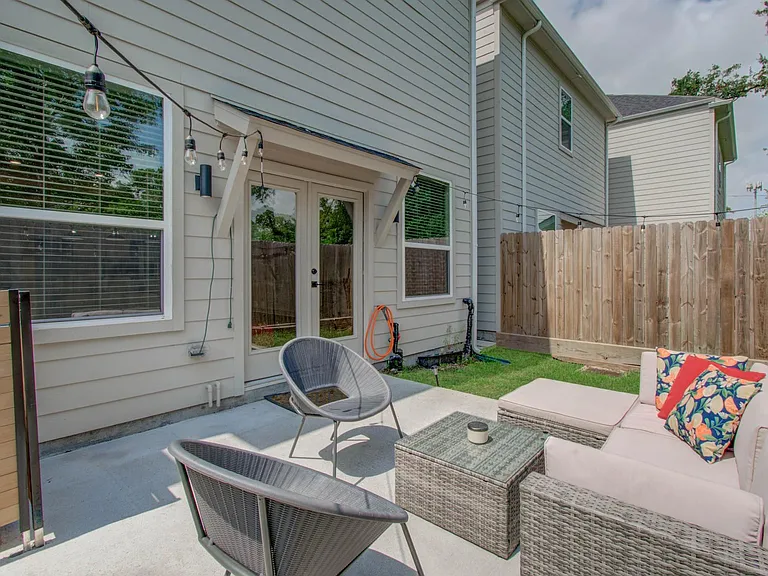 970 Highland Sound Ln — Photo 24