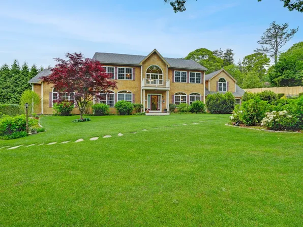 8 Fresh Pond Rd, Oak Bluffs, MA 02557