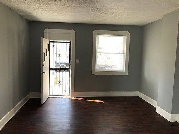 3rd image of 3345 N Kenwood Ave