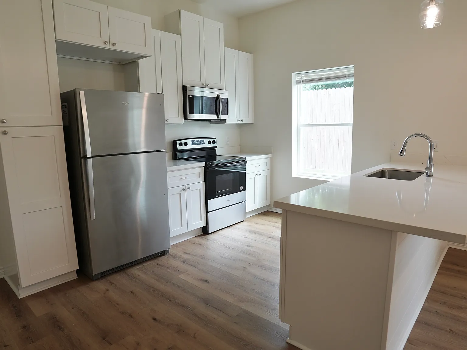2 bed, 1000 sqft, $1,500 — Photo 2