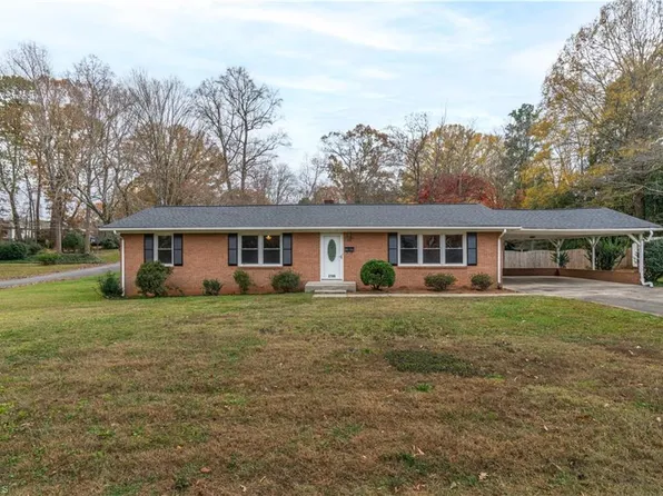 2700 Charlwood Dr, Winston Salem, NC 27103