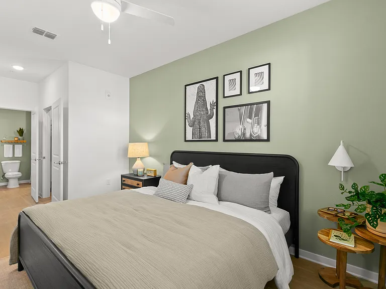 Primary Bedrooms w/ En Suite Baths