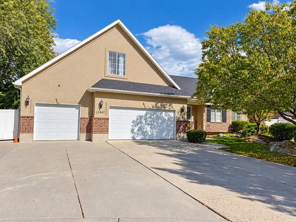 13447 S Hourglass Cir