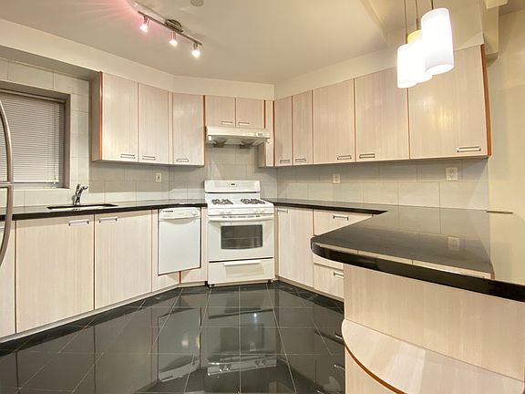 3rd image of 17 Ann St APT 2