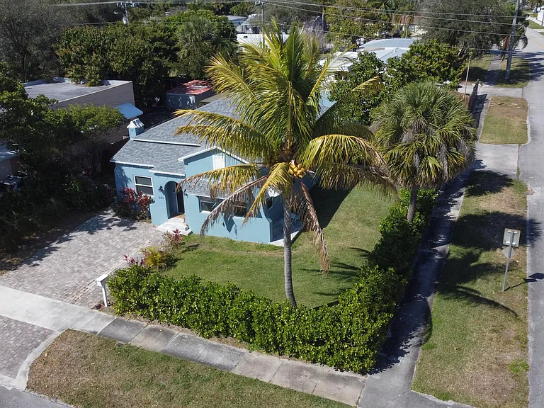 301 Hawthorne Dr — Photo 10
