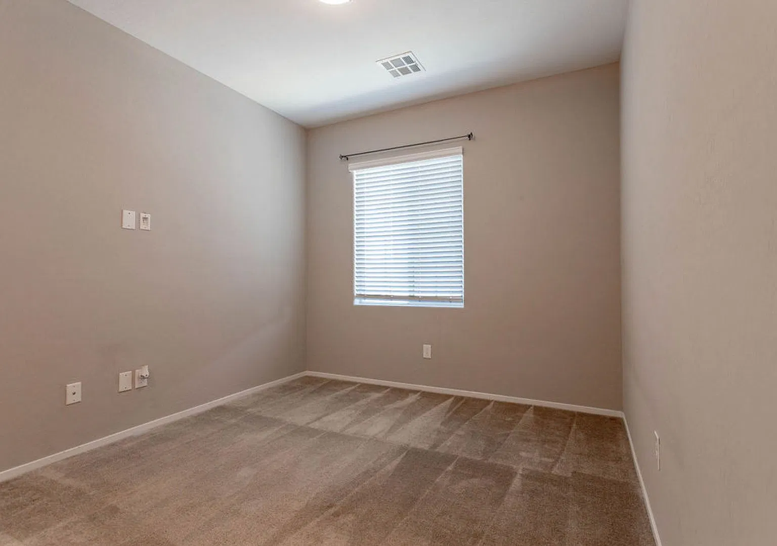 Beautiful 2-story townhome — Photo 4