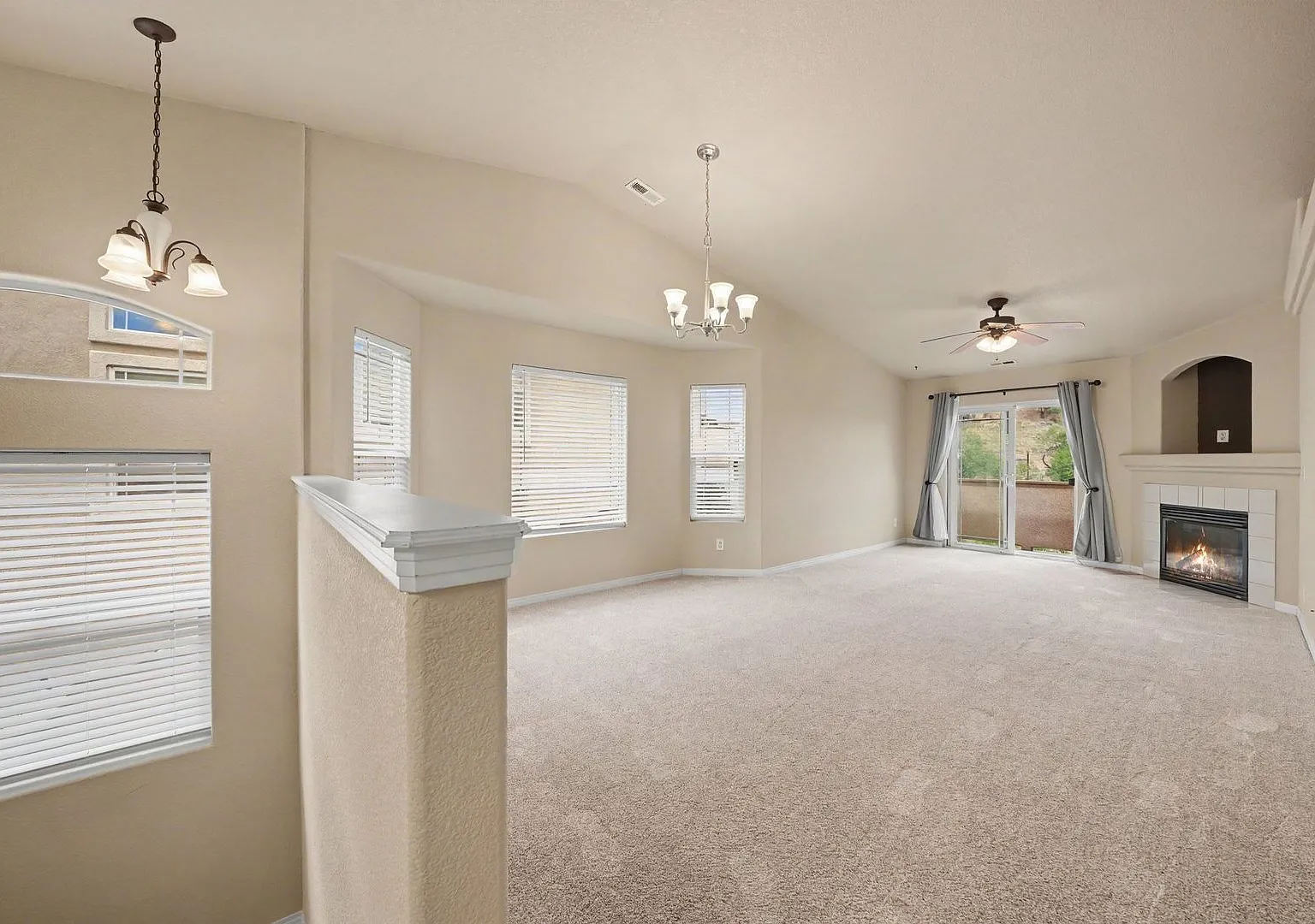 Westside Condo with Mountain Views, Upgrades, ready now ! — Photo 3