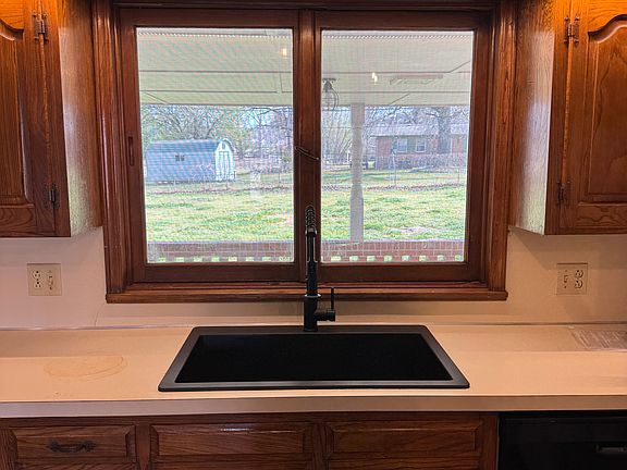 3rd image of 1005 Lexington Rd