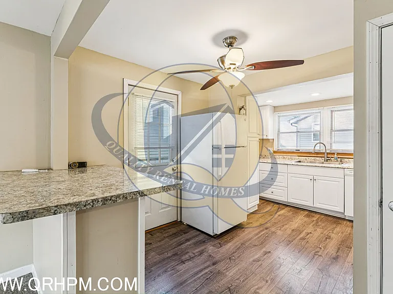 2040 Linden St — Photo 7