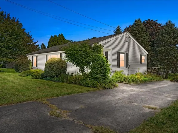 20 Correia Dr, Portsmouth, RI 02871