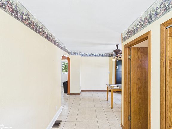 4th image of 401 N College St