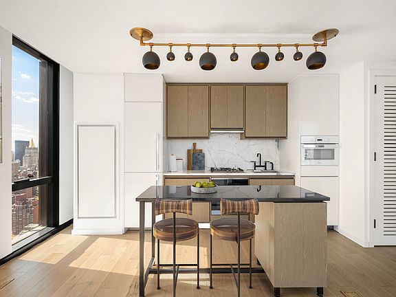 3rd image of 626 1st Ave APT W38l