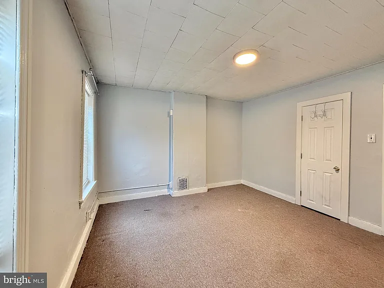 570 Line St — Photo 13